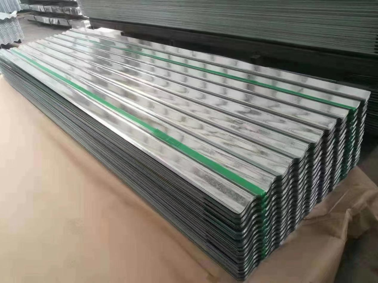 Telhas de metal corrugado revestidas de zinco estão sendo enviadas
